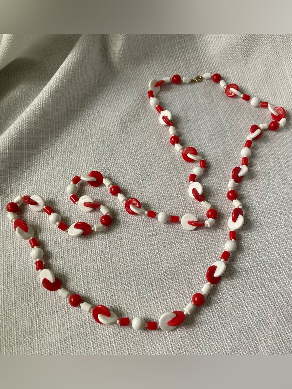 Vintage Red & White Geometric Shapes Lightweight Plastic Bead Necklace!